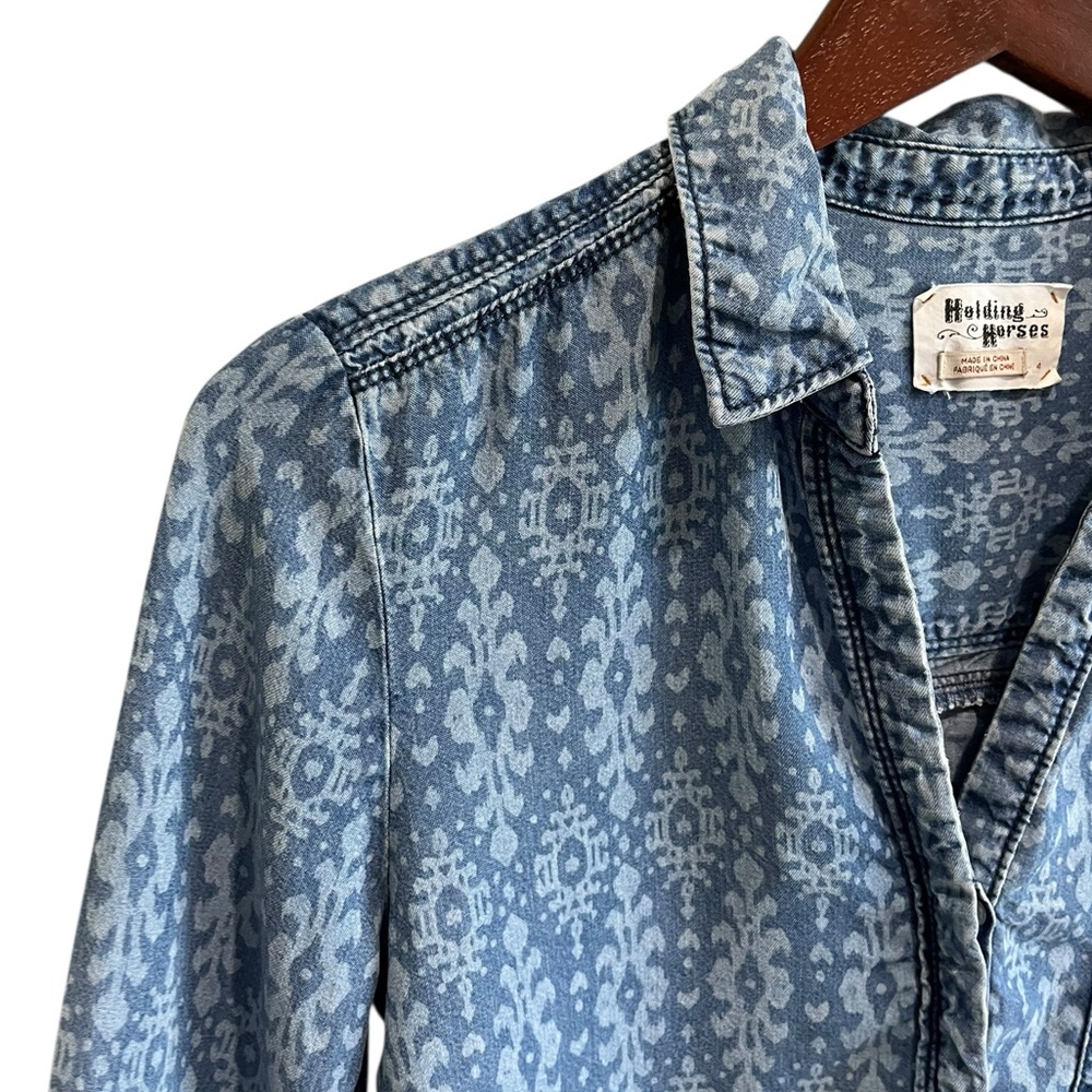 Holding Horses Anthropologie Button up top Sz 4 Denim/Chambray - Picture 8 of 16